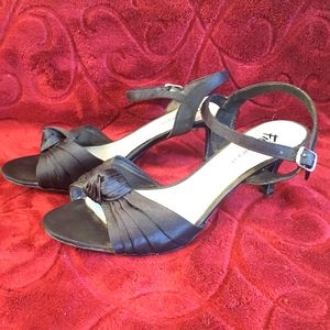 4/$20- Fioni kitten heels